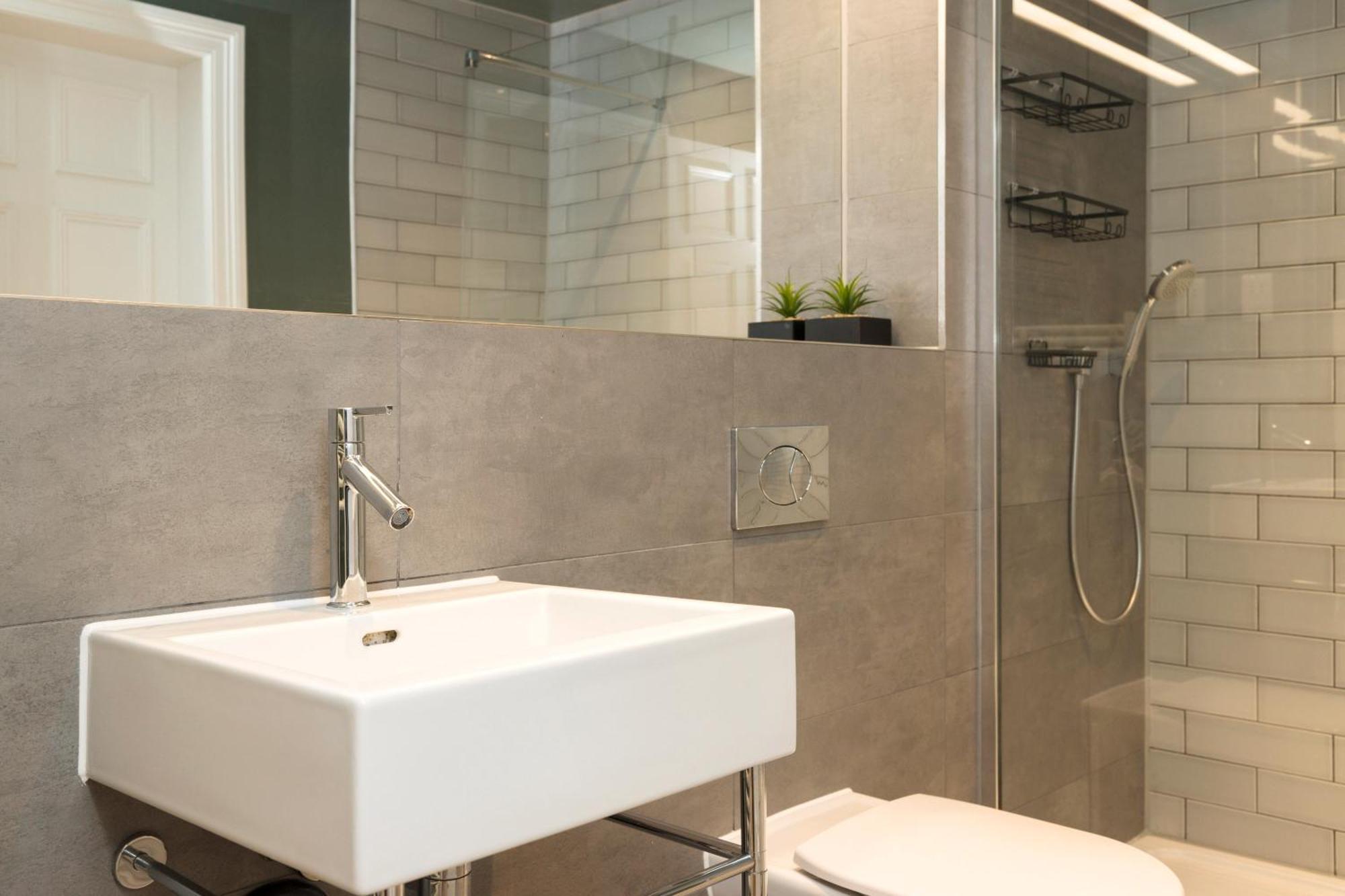 Appartamento Joivy Spacious 2br Apt, Moments From West End Edimburgo