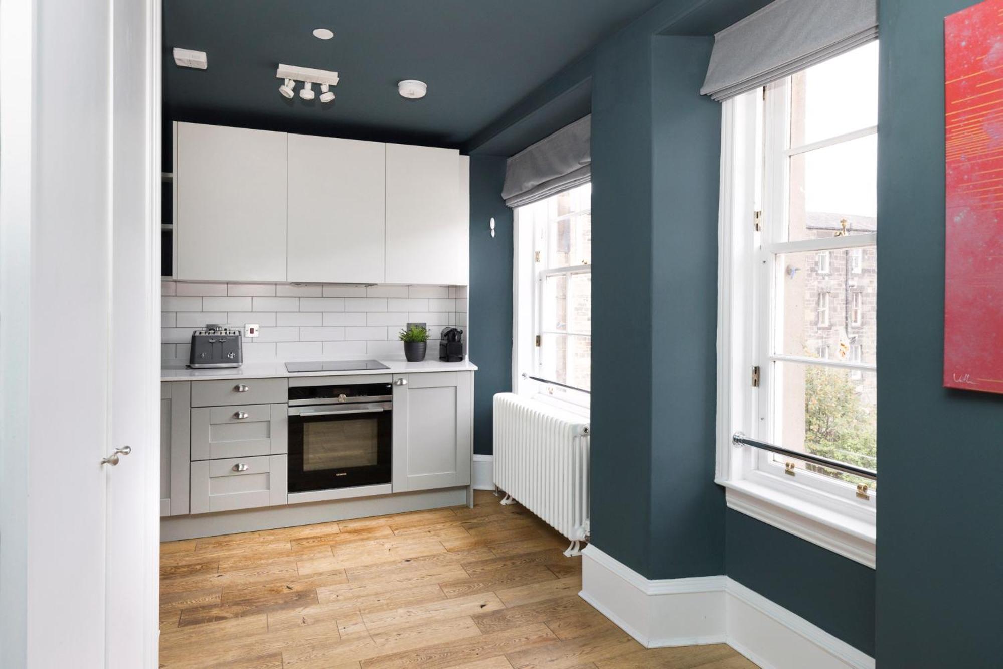 Joivy Spacious 2br Apt, Moments From West End Appartamento